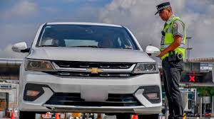 Multa de hasta $2,932 por obstruir la vista en carreteras federales: esto aplicará a conductores