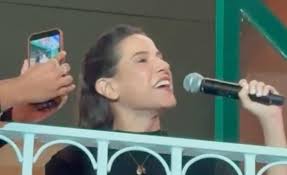 Raquel Lyra surpreende, canta e dança na abertura do São João de Caruaru