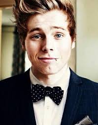 Resultado de imagem para luke hemmings com piercing tumblr