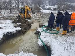 Intervenție dificilă la avaria de pe magistrala Valea Uzului – Bacău; primarul comunei Mărgineni anunță mobilizare în teren