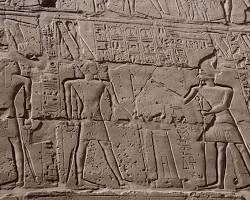 Image of relief depicting a pharaoh presenting offerings to the gods, demonstrating their piety and role as intermediary between the divine and the human.