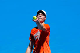 Sinner vince all'esordio degli Australian Open: Gaston si ritira nel terzo set