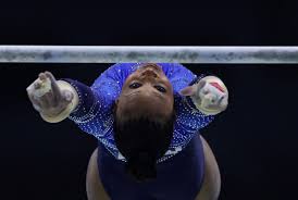 Lorrane Oliveira sofre queda feia durante etapa da Copa do Mundo de ginástica