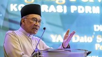 PM Anwar moots awarding projects to police cooperative in lieu of grants