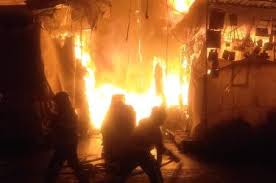 Incendio consume puestos semifijos en la zona de la Merced