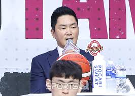 [포토Q] 서울 SK 전희철 감독 '새 시즌은 달라!'