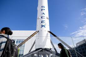 Foguete da SpaceX atinge a Lua e abre cratera de 18 metros, diz Nasa