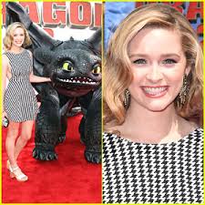 Greer Grammer poses with the star of How To Train Your Dragon 2, Toothless, at the premiere of the animated adventure held at the Regency Village Theatre on ... - greer-grammer-train-dragon-premiere-toothless