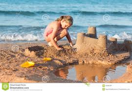 Resultado de imagen de niños haciendo castillo de arena