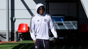 Man Utd squad arrive for Brentford game with key player back!