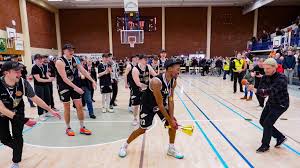 Äänekoskelainen kyläseura Koiviston Kipinä pelasi yllättäen tiensä ongelman äärelle – riittääkö rahkeet Korisliigaan?