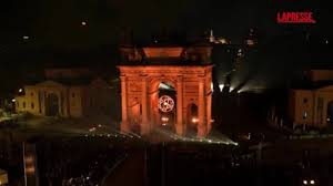 Olimpiadi 2026, accesi i bracieri olimpici a Milano e Cortina