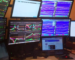 Image de Day Trader Working at a Computer