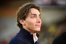 Les champions olympiques Armand Duplantis et Letsile Tebogo donnent le coup d'envoi fictif de Monaco-PSG