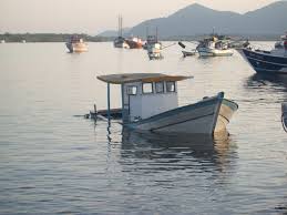 Resultado de imagem para imagem barco afundando