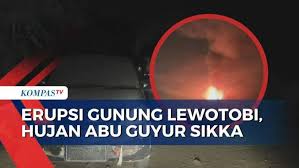 Erupsi Gunung Lewotobi: Jalanan Diselimuti Abu Vulkanik, Warga Diimbau Gunakan Masker