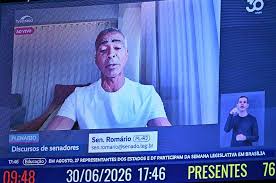 Pressionado, Romário abre mão de salário de senador e diz que não se licenciou na Copa para votar PEC da 6x1