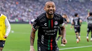 Joao Pedro, entre los goleadores del San Luis, cerca de Berterame