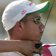 El arquero mexicano Jorge Pablo Chapoy apunta durante la ronda preliminar para la prueba de tiro con arco masculino de los juegos olimpicos de Atenas. - 41067