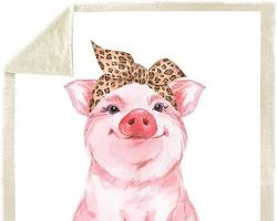 cute pig wearing a bandanaの画像