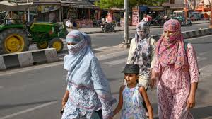 Delhi Weather: दिल्ली में रिकॉर्डतोड़ गर्मी! रात में भी 27 डिग्री के पार हुआ पारा, क्या बारिश दिलाएगी राहत?