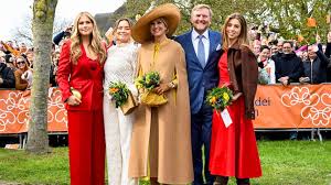 Dit droegen Máxima, Willem-Alexander en de prinsessen op Koningsdag