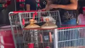Exhiben a hombre tras ‘refill’ de DOS GARRAFONES de refresco en la fuente de sodas de famoso supermercado