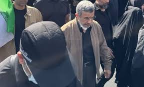 حضور احمدی‌نژاد در مراسم تشییع رهبر شهید انقلاب