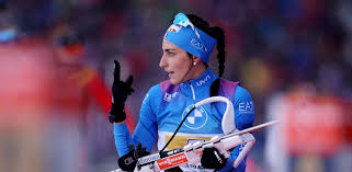 Rebecca Passler durante una gara di biathlon