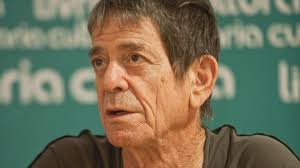 27.out.2013 - Em 2010, Lou Reed esteve no Brasil. O astro internacional participou de uma sessão de ... - 27out2013---em-2010-lou-reed-esteve-no-brasil-o-astro-internacional-participou-de-uma-sessao-de-autografos-na-livraria-cultura-em-sao-paulo-1382898582308_1920x1080