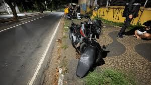 Motociclista morre após ser atingido por caminhonete e bater em árvore