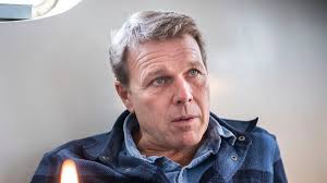 Optagelserne er udskudt et år: Mikkel Beha må trække stikket på Vores jord - kurs mod nye eventyr