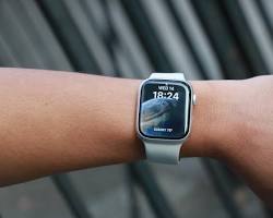 صورة Apple Watch Series 8 on wrist