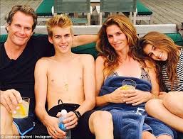 Résultat de recherche d'images pour "cindy crawford daughter"