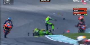 IMAGENS CHOCANTES – GP da Malásia de Moto3 interrompido com bandeira vermelha após grave acidente na volta de formação envolvendo Rueda e Dettwiler