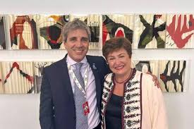 Argentina al límite: ¿Qué negocia Caputo con el FMI y EE.UU.? ¡Urgente! - Imagen principal del artículo