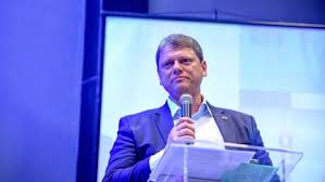 "Nós amamos Jair Messias Bolsonaro", diz Tarcísio em convenção em SP
