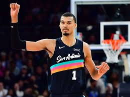 Wembanyama lidera a los Spurs en victoria octava consecutiva frente a los Kings