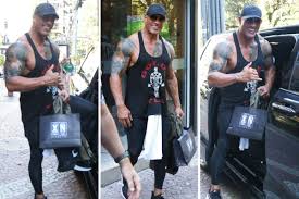 The Rock chega ao Brasil, fala português e treina em academia