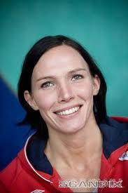 Katja Nyberg idén már nem játszhat....még az olimpián megsérült a térde, és sajnos azóta sem jött rendbe, ezért most műteni kell......így a 2009es szezon ... - nybergg