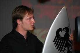 Extremsportler Sebastian Steudtner als Repräsentant des Surfens im ...