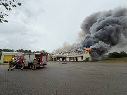 Enorme rookontwikkeling bij grote brand in leegstaande kassen Harderwijk