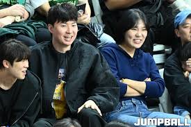 [농구장을 찾은 스타] NBA 도전 이현중, WNBA LA 스팍스 박지현 ′KT-DB전 관람′
