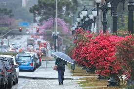 Virada no tempo provoca queda de temperatura em Curitiba