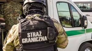 Kraków. Odpalił e-papierosa w samolocie, po wylądowaniu miał problemy