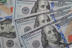 Dólar toma fuerza tras mensaje de la Fed; el peso cae por presión externa y política