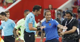 Munuera Montero expulsa a dos jugadores del Mallorca en cinco minutos y perdona la roja a Raphinha