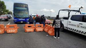 Bloquean la México-Puebla; exigen liberación de tres detenidos