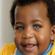 Résultat de recherche d'images pour "bebe peau noir et yeux bleu"