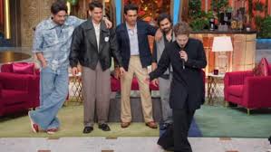 The Great Indian Kapil Show: Jackson Wang teaches dance to Jaideep Ahlawat; Pratik Gandhi quips, ‘Yeh toh garba hai’ – Hindustan Times